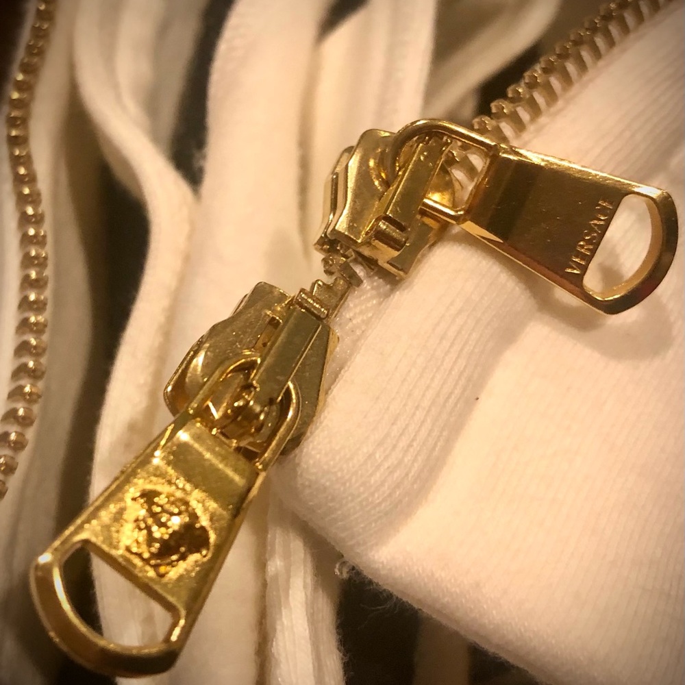 Versace Roses Insignia Design Sweat Shirt - Picture 11 of 13